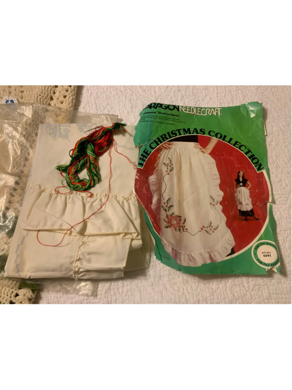 Vtg 70’s Women's Paragon Needlecraft Christmas Apron DIY Kit One Size White Red